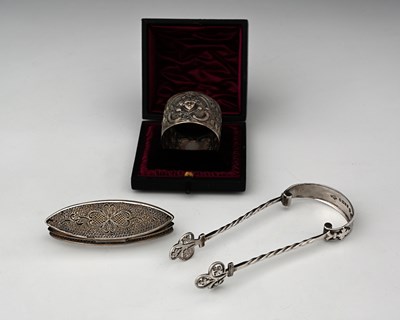 Lot 427 - A Victorian silver single napkin ring, James...