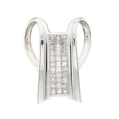 Lot 206 - An 18ct gold diamond pendant