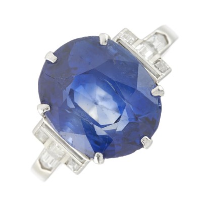 Lot 110 - An Art Deco platinum unheated Sri Lankan sapphire and diamond ring