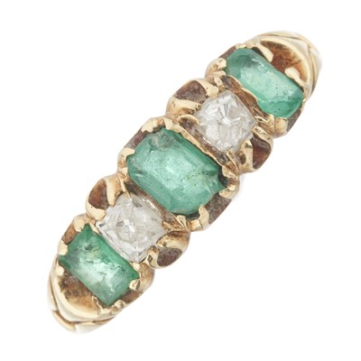 Lot 72 - An early 20th century gold, emerald and diamond five-stone ring