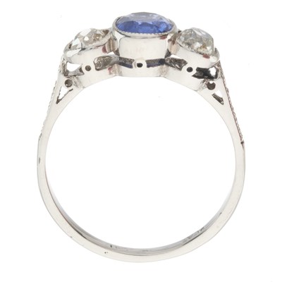 Lot 29 - An early 20th century 18ct gold and platinum sapphire and diamond three-stone ring