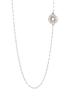 Lot 212 - A diamond cluster necklace
