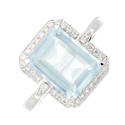 Lot 47 - A platinum aquamarine and diamond cluster ring