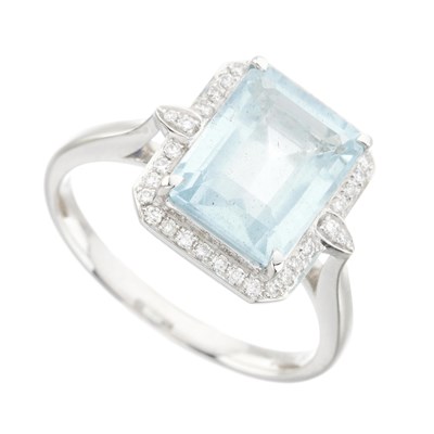 Lot 47 - A platinum aquamarine and diamond cluster ring