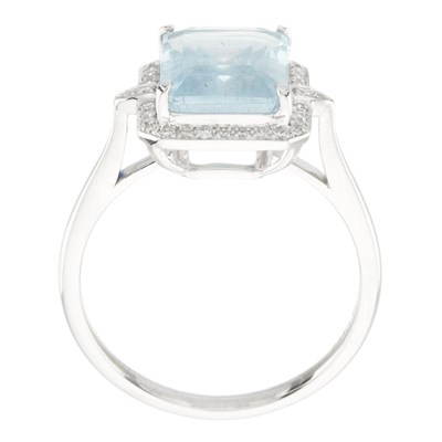 Lot 47 - A platinum aquamarine and diamond cluster ring