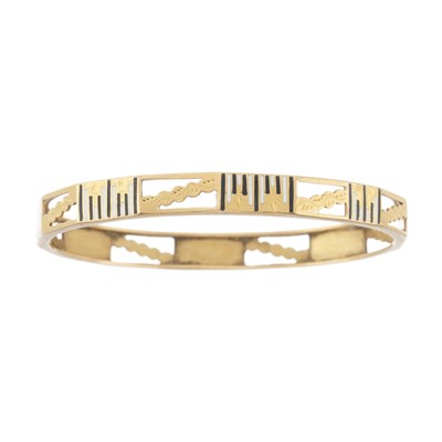Lot 22 - An early 20th century gold, black and white enamel bangle bracelet