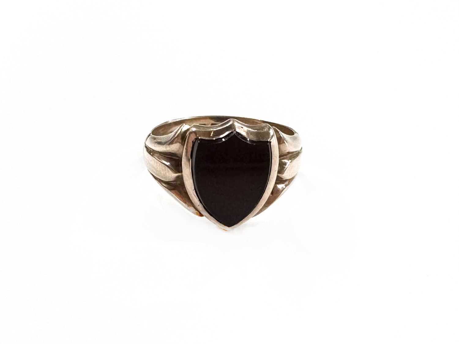 Lot 9 - A 9ct gold carnelian signet ring