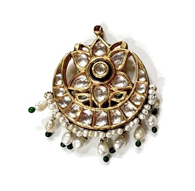 Lot 4 - A yellow metal Mughal style white sapphire and polychrome enamel pendant