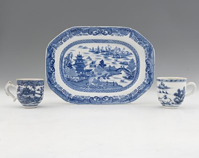 Lot 653 - Three items of Chinese blue and white export...