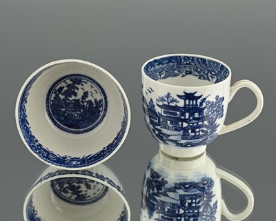 Lot 657 - Two items of Worcester blue and white,...