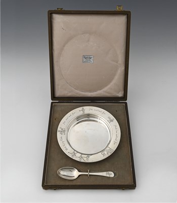 Lot 493 - A cased silver child's plate and spoon, London...
