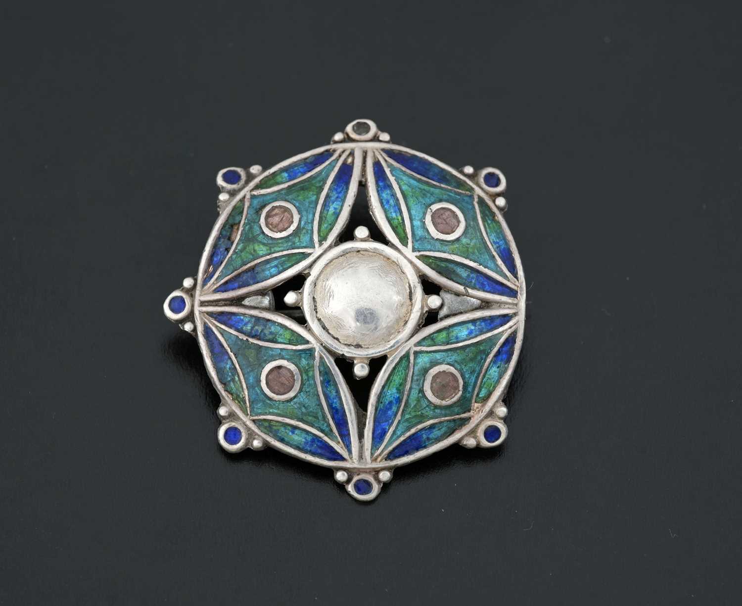 Lot 22 - An Arts & Crafts silver enamel brooch