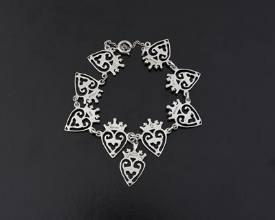 Lot 18 - Hamish Dawson Bowman, a silver crowned heart bracelet