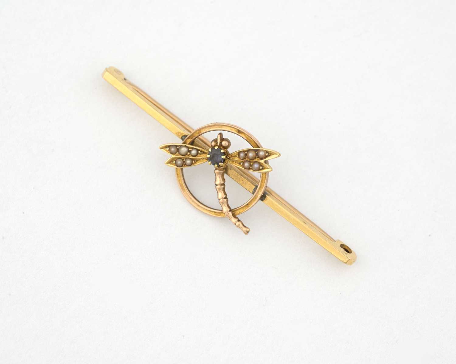Lot 7 - An 18ct gold sapphire and split pearl dragonfly brooch