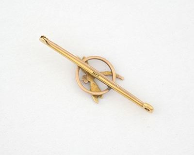 Lot 7 - An 18ct gold sapphire and split pearl dragonfly brooch