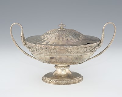Lot 204 - A George V silver sauce tureen and cover,...