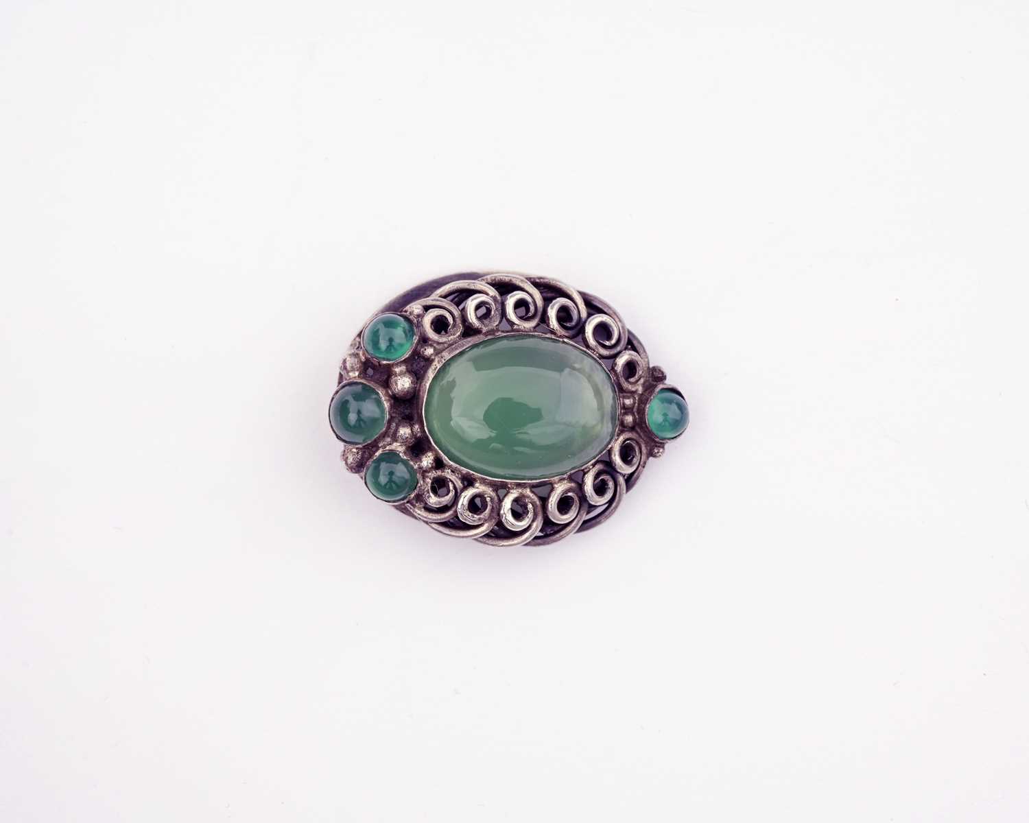 Lot 37 - Dorrie Nossiter (attr.), an Arts & Crafts silver chrysoprase clip