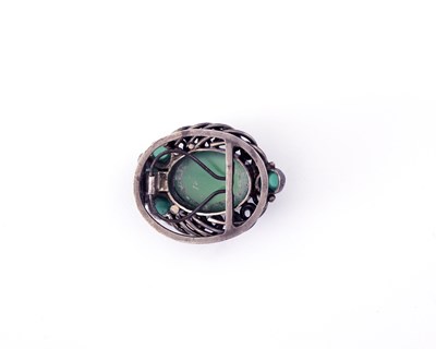 Lot 37 - Dorrie Nossiter (attr.), an Arts & Crafts silver chrysoprase clip