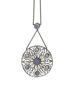 Lot 31 - An Art Nouveau silver blue chalcedony necklace