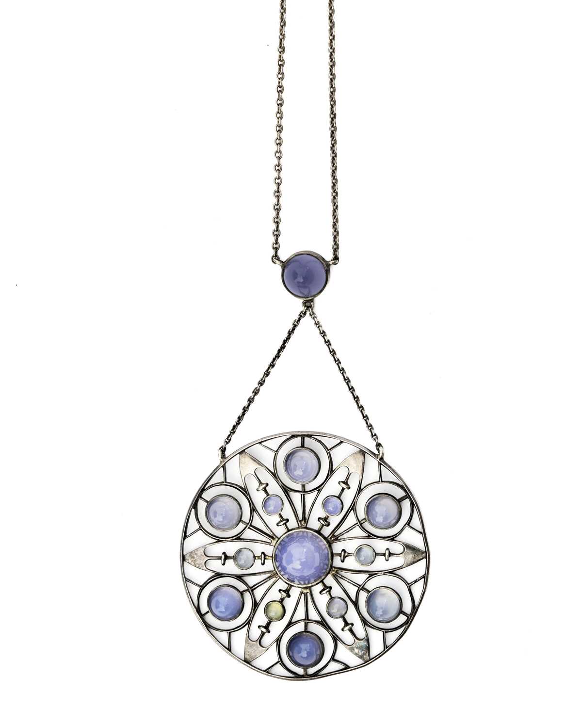 Lot 31 - An Art Nouveau silver blue chalcedony necklace