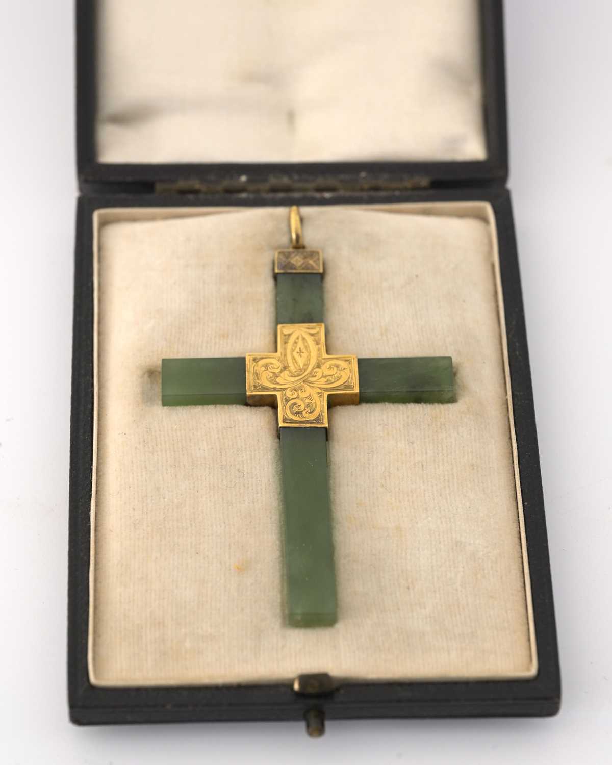Lot 6 - An early 20th century gold mounted nephrite jade cross pendant