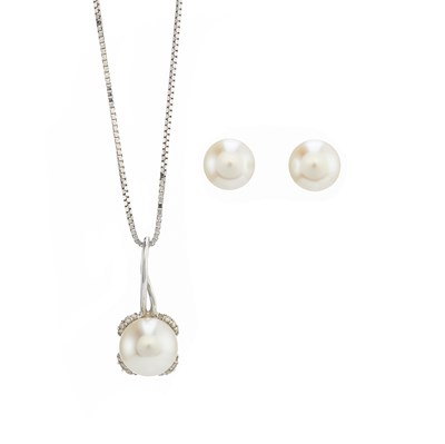 Lot 43 - A set of 18ct gold cultured pearl and diamond jewellery