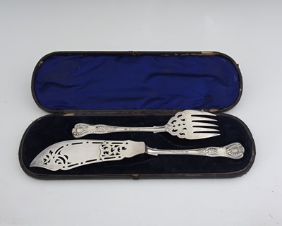 Lot 144 - A cased Victorian silver King's pattern fish...