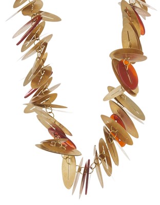 Lot 42 - An 18ct gold and carnelian disc necklace