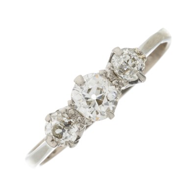 Lot 86 - An 18ct gold diamond three-stone ring