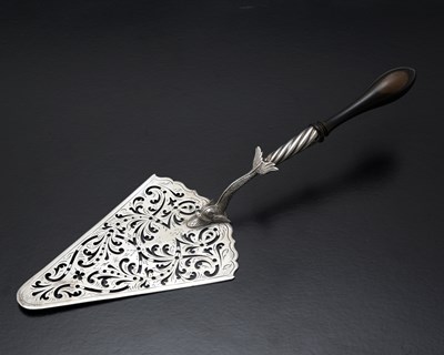 Lot 262 - An early George III silver fish slice or...