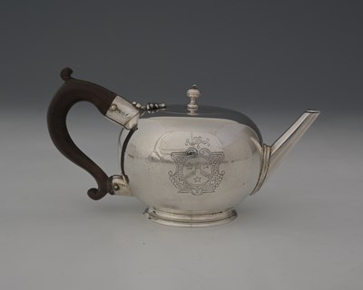 Lot 219 - A Queen Anne/George I silver teapot, by...