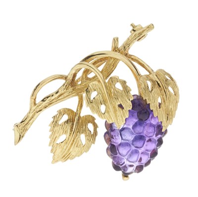 Lot 78 - An 18ct gold amethyst grapevine foliate brooch
