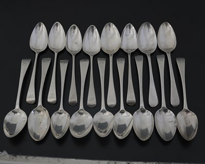 Lot 269 - A group of nineteenth-century English dessert...