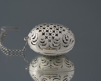 Lot 209 - A Victorian silver tea infuser, by Thomas...