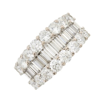 Lot 72 - An 18ct gold diamond dress ring