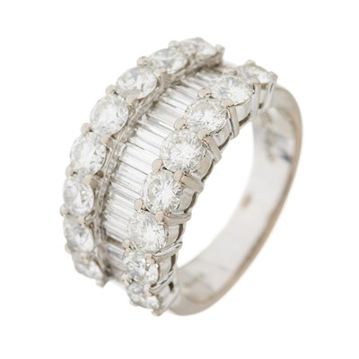 Lot 72 - An 18ct gold diamond dress ring