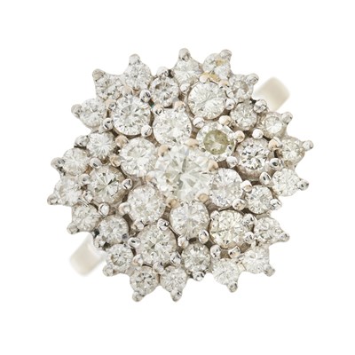 Lot 185 - An 18ct gold diamond cluster ring