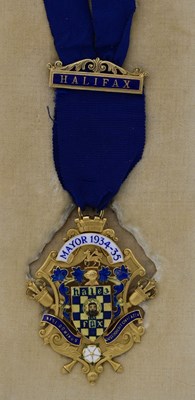 Lot 139 - An 18ct gold and enamel County Borough of...