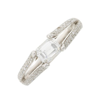 Lot 174 - An 18ct gold diamond single-stone dress ring