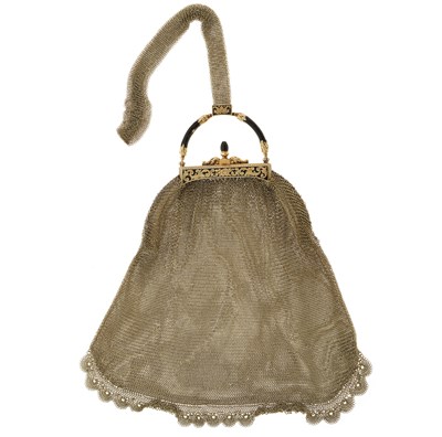 Lot 22 - An early 20th century 14ct gold mesh purse or...