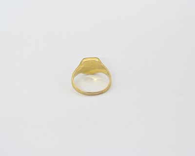 Lot 7 - An early 20th century gold bloodstone signet ring