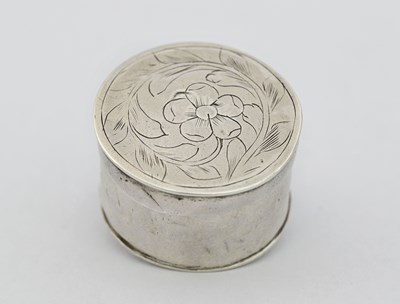 Lot 143 - A William III small silver box with pull-off...
