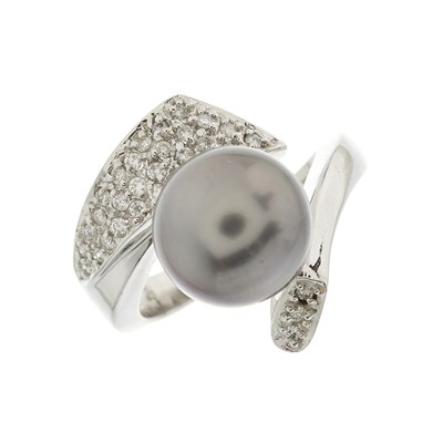 Lot 136 - A 14ct gold Tahitian grey cultured pearl dress...