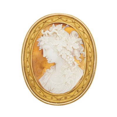 Lot 11 - An 18ct gold late Victorian shell cameo brooch