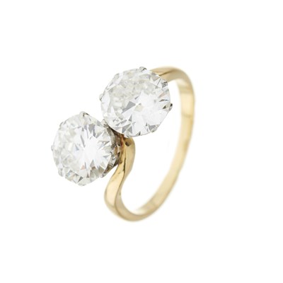 Lot 1 - A transitional brilliant-cut diamond two-stone crossover ring