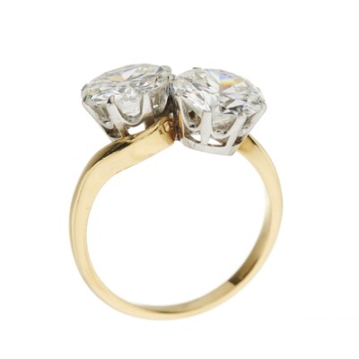 Lot 1 - A transitional brilliant-cut diamond two-stone crossover ring