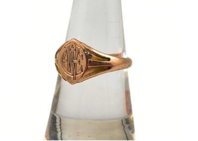 Lot 346 - An early 20th century 9ct rose gold signet ring with engraved monogram