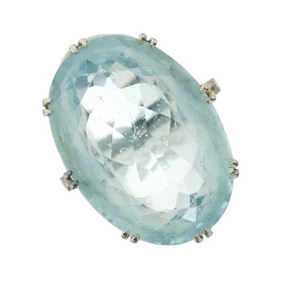Lot 113 - An oval-shape aquamarine single stone ring, with diamond shoulders