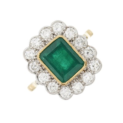 Lot 66 - An emerald and brilliant-cut diamond cluster ring