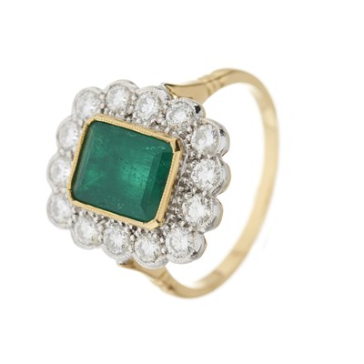 Lot 66 - An emerald and brilliant-cut diamond cluster ring